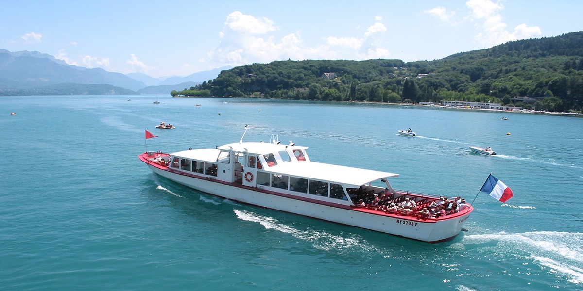Vacances-à-Annecy-une-visite-guidée-de-la-ville-ou-une-croisière-en-bateau-sur-le-lac